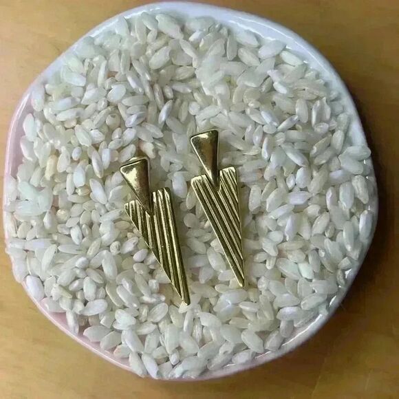 Vintage 1980’s Trifari triangle dagger earrings western feminine - Picture 2 of 5